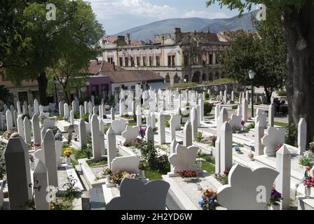 Bosnien-Herzegowina, Herzegowina-Region, Mostar, moslemischer Friedhof an der Hauptstraße | Bosnien-Herzegowina, Mostar, muslimischer Friedhof Stockfoto