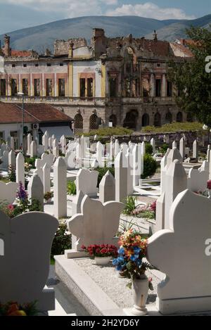 Bosnien-Herzegowina, Herzegowina-Region, Mostar, moslemischer Friedhof an der Hauptstraße | Bosnien-Herzegowina, Mostar, muslimischer Friedhof Stockfoto