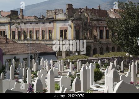 Bosnien-Herzegowina, Herzegowina-Region, Mostar, moslemischer Friedhof an der Hauptstraße | Bosnien-Herzegowina, Mostar, muslimischer Friedhof Stockfoto