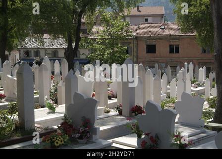 Bosnien-Herzegowina, Herzegowina-Region, Mostar, moslemischer Friedhof an der Hauptstraße | Bosnien-Herzegowina, Mostar, muslimischer Friedhof Stockfoto