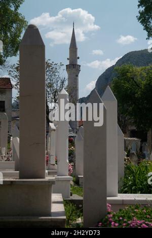 Bosnien-Herzegowina, Herzegowina-Region, Mostar, moslemischer Friedhof an der Hauptstraße | Bosnien-Herzegowina, Mostar, muslimischer Friedhof Stockfoto