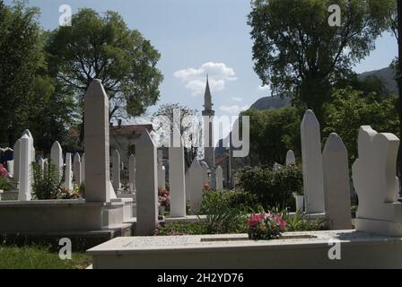 Bosnien-Herzegowina, Herzegowina-Region, Mostar, moslemischer Friedhof an der Hauptstraße | Bosnien-Herzegowina, Mostar, muslimischer Friedhof Stockfoto