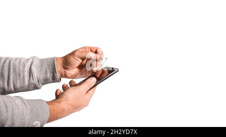 Prozess der Entfernung gebrochener gehärtetem Glas Displayschutz vom Smartphone, Nahaufnahme. Mobiltelefon mit gespeicherter Anzeige in Männerhand. Isoliert auf w Stockfoto