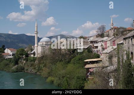 Bosnien-Herzegowina, Mostar, Koski Mehmed-Pascha Moschee, Altstadt, Koski Mehmed Pasa Moschee, vor dem Fluss Neretva; Bosnien und Herzegowina Stockfoto
