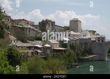 Europa, Bosnien-Herzegowina, Herzegowina, Mostar, Altstadt, Blick über den Neretva Fluss auf die Altstadt, Altstadt, Bosnien und Herzegowina Stockfoto