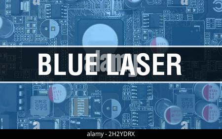 Blaues Laserkonzept mit elektronischer integrierter Schaltung auf Leiterplatte. Blauer Laser mit Computerchip im abstrakten Technologiehintergrund der Leiterplatte Stockfoto