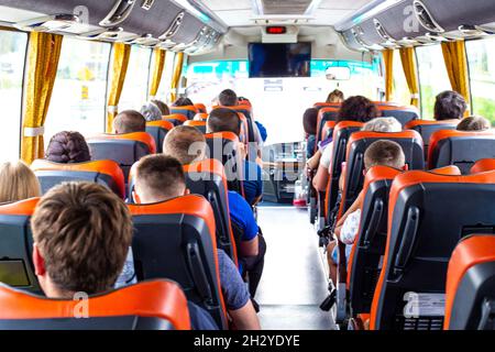 Touristen fahren auf einem Ausflug mit dem Bus, um die Sehenswürdigkeiten der Stadt zu sehen Stockfoto