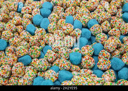 Helle Gummibonbons in verschiedenen Farben in Form von Himbeeren. Stockfoto