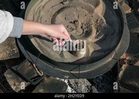 Türkischer Kaffee, der durch Kochen im Sand zubereitet wird. Stockfoto