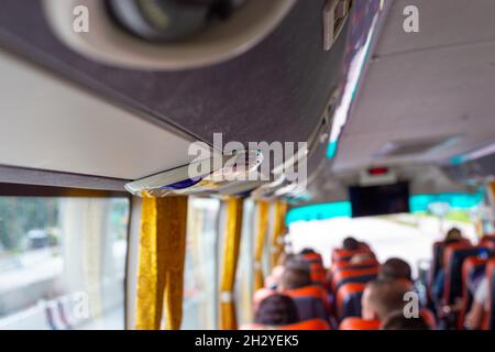 Bus mit Touristen geht auf einen Ausflug, verschwommener Hintergrund Stockfoto