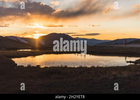 Der Sonnenuntergang über einem kleinen Teich am Independence Pass in der Nähe von Aspen, Colorado. Stockfoto