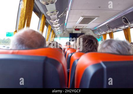 Touristen fahren mit dem Bus auf einer Besichtigungstour Stockfoto