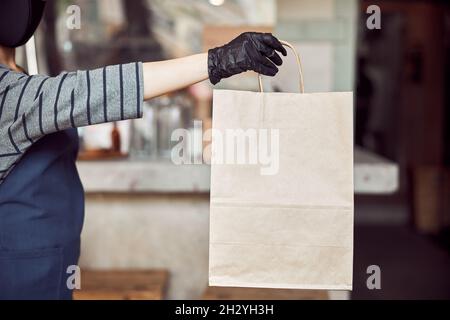 Caféerin, die im Freien unerkennbare Kunden bedient Stockfoto