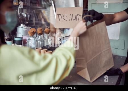Der Gast nimmt im Café beim Barista eine Bestellung auf Stockfoto