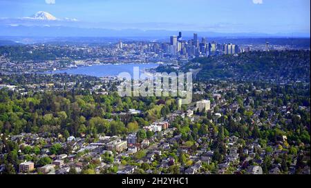 LUFTAUFNAHMEN VON SEATTLE, WASHINGTON, USA...SKYLINE VON SEATTLE UND MT RAINIER AUS DER SICHT DER STADTTEILE FREMONT UND BALLARD Stockfoto