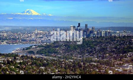 LUFTAUFNAHMEN VON SEATTLE, WASHINGTON, USA...SKYLINE VON SEATTLE UND MT RAINIER AUS DER SICHT DER STADTTEILE FREMONT UND BALLARD Stockfoto