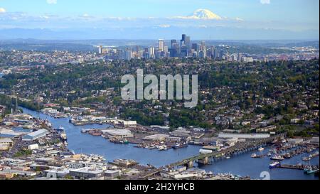 LUFTAUFNAHMEN VON SEATTLE, WASHINGTON, USA...SKYLINE VON SEATTLE UND MT RAINIER AUS DER SICHT DER STADTTEILE BALLARD UND QUEEN ANNE Stockfoto