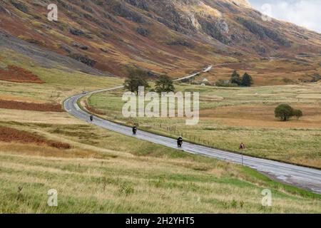 Drei Motorradfahrer auf der A82 durch Glen Coe, Schottland, Großbritannien Stockfoto