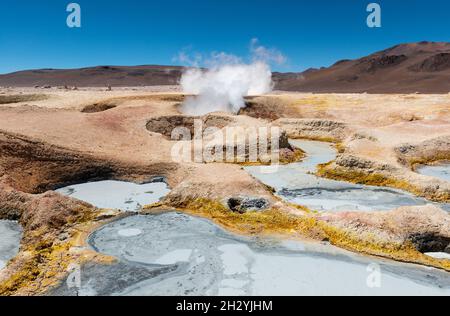 Sol de Manana (Morning Sun) Geothermie-Gebiet mit dampfenden Fumarolen und Schlammgruben, Region Uyuni, Potosi-Abteilung, Bolivien. Stockfoto