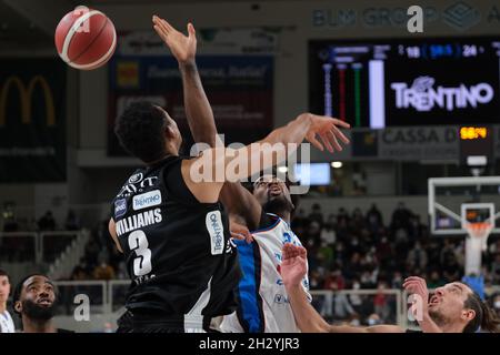 Trient, Italien. Okt. 2021. Aaron Jones - NutriBullet Treviso während der Dolomiti Energia Trentino gegen Nutribullet Treviso Basket, Italienischer Basketball A Serie Championship in Trient, Italien, Oktober 24 2021 Credit: Independent Photo Agency/Alamy Live News Stockfoto