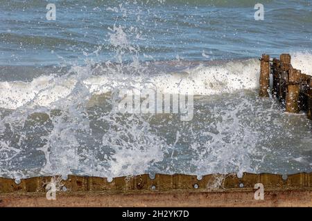 Wellen, brechen über Wellenbrecher, Lake Michigan, in der Nähe des St Joseph Leuchtturms, Michigan, USA, von James D. Coppinger/Dembinsky Photo Assoc Stockfoto