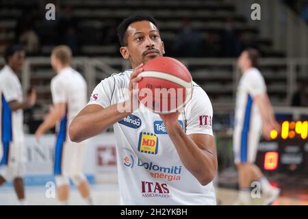 BLM Group Arena, Trient, Italien, 24. Oktober 2021, Desonta Bradford - Aquila Basket Dolomiti Trentino Energia während der Dolomiti Energia Trentino gegen Nutribullet Treviso Basket - Italienischer Basketball A Serie Championship Stockfoto