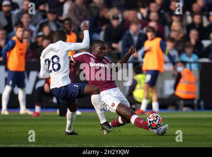 London, Großbritannien. Oktober 2021. Kurt Zouma von West Ham United und Tanguy Ndombele von Spurs während des Premier League-Spiels zwischen West Ham United und Tottenham Hotspur am 24. Oktober 2021 im Olympic Park, London, England. Foto von Andy Rowland. Quelle: Prime Media Images/Alamy Live News Stockfoto