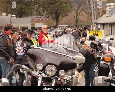 Bei einer Motorradkundgebung im Sussex County New Jersey werden Hunderte von Menschen bei einem Polizeieskortierten durch die Gegend laufen. Spendenaktion für Verletzte und Gefallene. Stockfoto