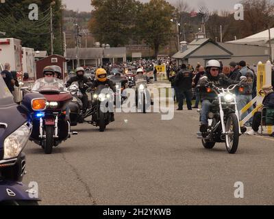 Bei einer Motorradkundgebung im Sussex County New Jersey werden Hunderte von Menschen bei einem Polizeieskortierten durch die Gegend laufen. Spendenaktion für Verletzte und Gefallene. Stockfoto