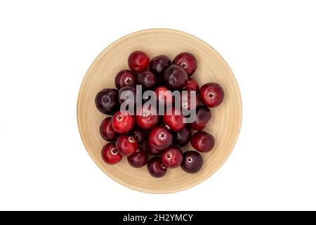 Preiselbeeren auf einem Teller isolieren auf einem weißen Hintergrund Draufsicht Stockfoto