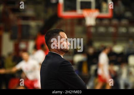 Varese, Italien, 24. Oktober 2021, Coach Adriano Vertemati Openjobmetis Varese - UNAHOTELS Reggio Emilia LBA Italien Meisterschaft 2021/2022 am 24. Oktober 2021 in Enerxenia Arena Varese Italien. Stockfoto