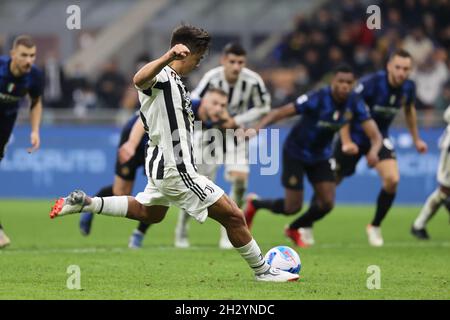 Mailand, Italien, 24. Oktober 2021, Paulo Dybala von Juventus FC erzielt beim Fußballspiel Serie A 2021/22 zwischen dem FC Internazionale und dem FC Juventus im Giuseppe Meazza Stadium, Mailand, Italien, am 24. Oktober 2021 eine Strafe Stockfoto