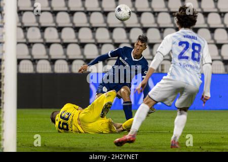 Ferrara, Italien. Okt. 2021. FEDERICO MELCHIORRI (SPAL) UND STEFANO GORI (COMO) während des SPAL gegen Como 1907, Italienische Fußballmeisterschaft Liga BKT in Ferrara, Italien, Oktober 24 2021 Quelle: Independent Photo Agency/Alamy Live News Stockfoto