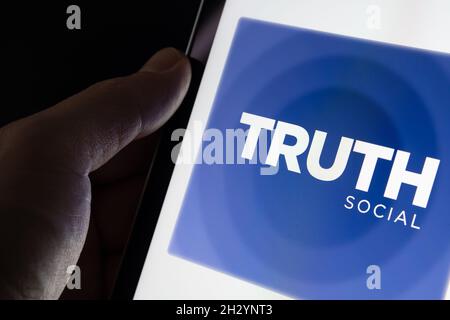 Logo der Truth Social App auf dem Laptop. Neue Social-Media-Plattform von Donald Trump. Stafford, Großbritannien, 24. Oktober 2021. Stockfoto