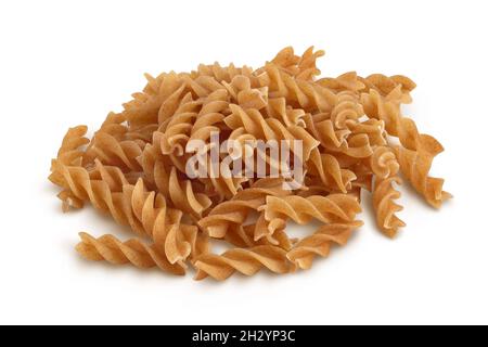 Wolegrain fusilli Pasta aus Hartweizen isoliert auf weißem Hintergrund mit Clipping Pfad und volle Schärfentiefe. Stockfoto