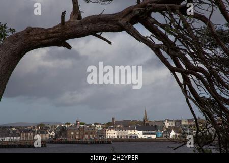 Stornoway Hafen und Stadt von den Lews Castle Grounds aus gesehen, Stornoway, Isle of Lewis, Äußere Hebriden, Schottland, VEREINIGTES KÖNIGREICH Stockfoto