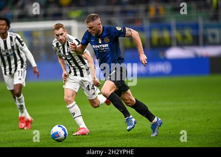 Milan Skriniar (Inter) Dejan Kulusevski (Juventus) während des italienischen Spiels „Serie A“ zwischen Inter 1-1 Juventus im Giuseppe Meazza-Stadion am 24. Oktober 2021 in Mailand, Italien. Quelle: Maurizio Borsari/AFLO/Alamy Live News Stockfoto