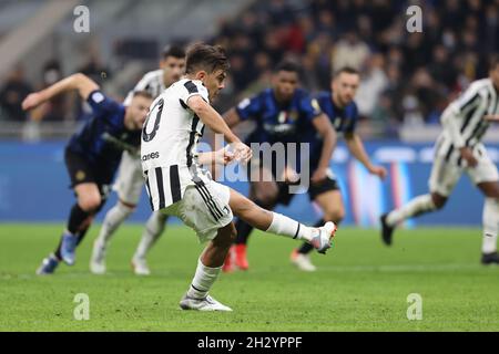 Mailand, Italien. Okt. 2021. Paulo Dybala von Juventus FC erzielt eine Strafe während des Fußballspiels der Serie A 2021/22 zwischen dem FC Internazionale und dem FC Juventus im Giuseppe Meazza Stadium, Mailand, Italien am 24. Oktober 2021.Quelle: Independent Photo Agency/Alamy Live News Stockfoto