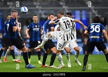 Leonardo Bonucci (Juventus) Milan Skriniar (Inter) während des italienischen Spiels „Serie A“ zwischen Inter 1-1 Juventus im Giuseppe Meazza-Stadion am 24. Oktober 2021 in Mailand, Italien. Quelle: Maurizio Borsari/AFLO/Alamy Live News Stockfoto