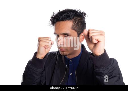 Mann in Boxstellung isoliert auf weißem Hintergrund. Mann bereit zu kämpfen mit geschlossenen Fäusten vor. Stockfoto