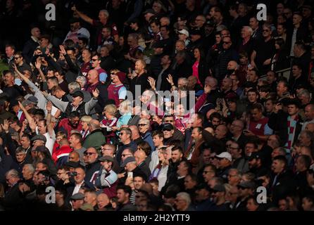 London, Großbritannien. Okt. 2021. West Ham-Anhänger beim Premier League-Spiel zwischen West Ham United und Tottenham Hotspur am 24. Oktober 2021 im Olympic Park, London, England. Foto von Andy Rowland. Quelle: Prime Media Images/Alamy Live News Stockfoto