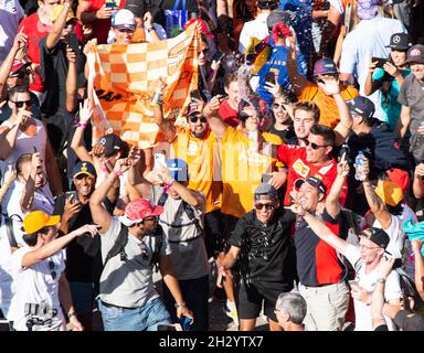 Austin, Texas, USA. Okt. 2021. MAX VERSTAPPEN Fans feiern auf dem Startplatz. (Bild: © Hoss McBain/ZUMA Press Wire) Stockfoto