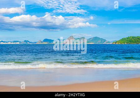 Flamengo Beach natürliche Seestücke Panoramablick und Stadtbild in Guanabara Bay Flamengo Rio de Janeiro Brasilien. Stockfoto