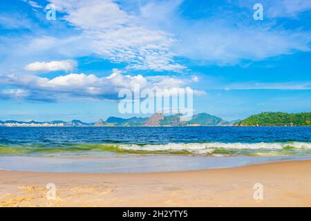 Flamengo Beach natürliche Seestücke Panoramablick und Stadtbild in Guanabara Bay Flamengo Rio de Janeiro Brasilien. Stockfoto