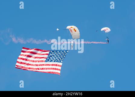 Austin, Texas, USA. Okt. 2021. Skydiver zeigt die Stars und Stripes vor dem Rennen. (Bild: © Hoss McBain/ZUMA Press Wire) Stockfoto