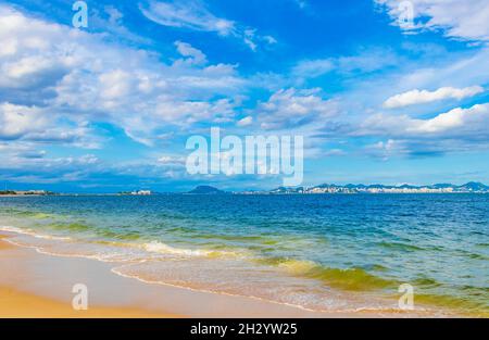 Flamengo Beach natürliche Seestücke Panoramablick und Stadtbild in Guanabara Bay Flamengo Rio de Janeiro Brasilien. Stockfoto