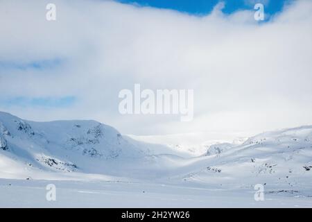 Winterwunderland rund um den Kungsleden Trail Anfang April. Sonnenaufgang in der Nähe der Alesjaure Hütte, Lappland, Schweden Stockfoto