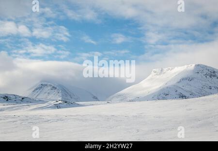 Winterwunderland rund um den Kungsleden Trail Anfang April. Sonnenaufgang in der Nähe der Alesjaure Hütte, Lappland, Schweden Stockfoto