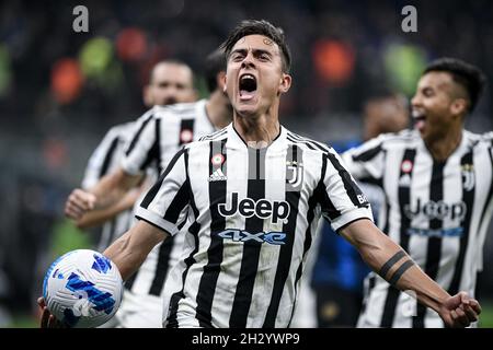 Mailand, Italien - 24. Oktober 2021: Paulo Dybala aus Juventus feiert nach dem Elfmeterschießen beim Spiel der italienischen Fußballmeisterschaft FC Internazionale gegen Juventus im San Siro Stadium Stockfoto