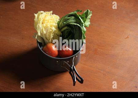 Frische Tomaten, Senfgemüse, Chicorée für Sandwiches und andere Gerichte Stockfoto